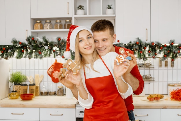 Dulce pareja alegre disfruta en la cocina