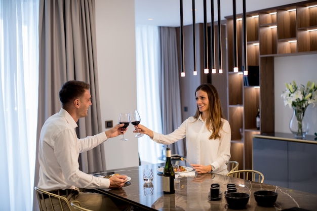 Dulce pareja con una cena romántica en la cocina de lujo