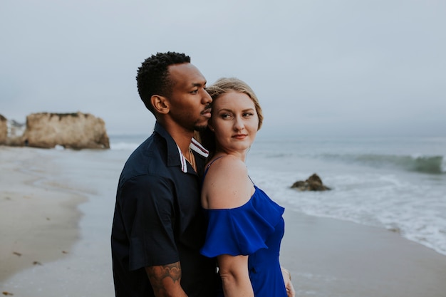 Dulce pareja en la playa