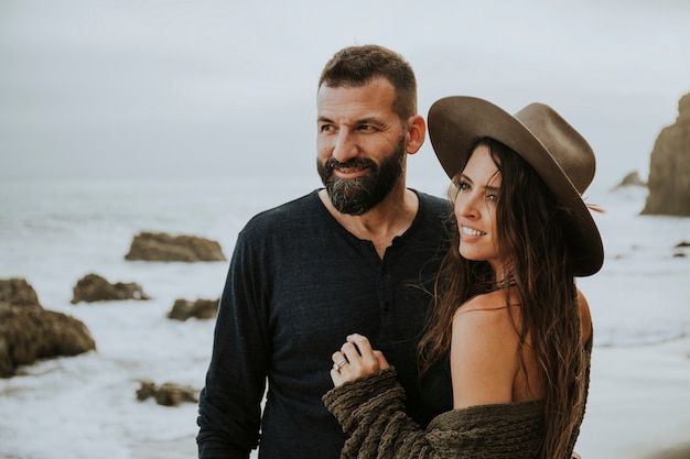 Dulce pareja en la playa