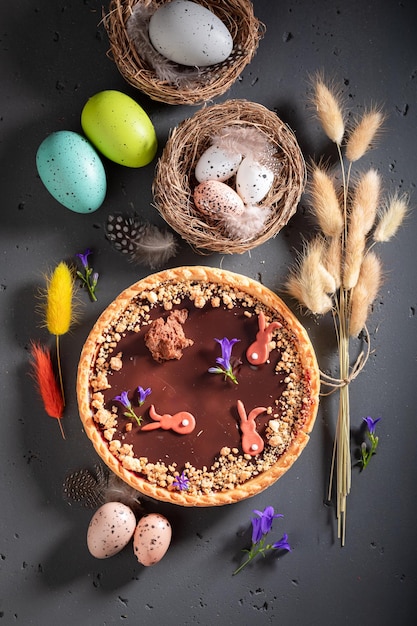 Dulce pastel de chocolate Mazurka rodeado de huevos y amentos