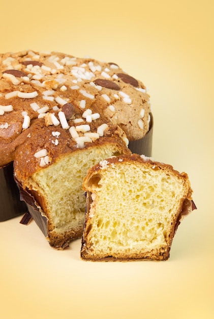 Dulce pastel de pascua llamado colomba