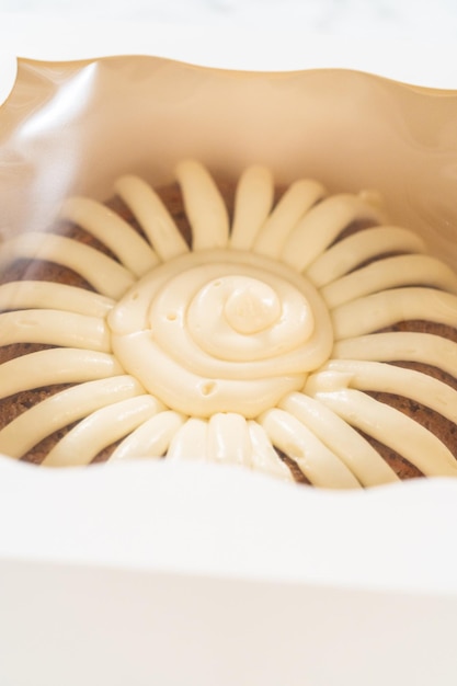 Un dulce pastel de zanahorias en una caja de papel.