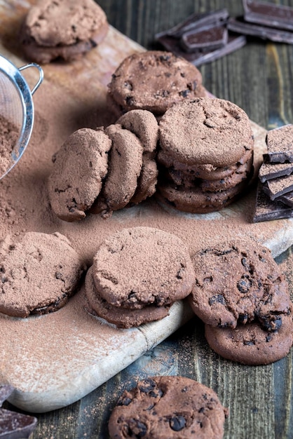 Dulce postre crujiente de galletas de chocolate con chocolate