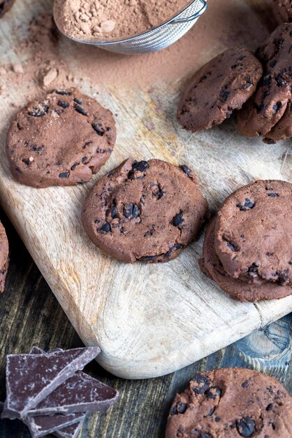 Dulce postre crujiente de galletas de chocolate con chocolate