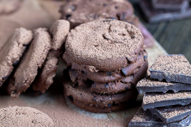 Dulce postre crujiente de galletas de chocolate con chocolate