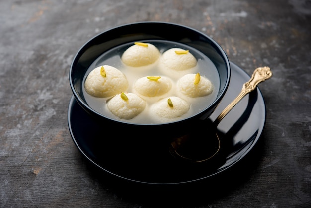 Dulce de postre indio Rasgulla o Rosogulla servido en un bol. enfoque selectivo