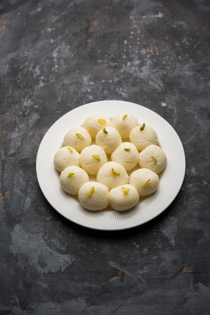 Dulce de postre indio Rasgulla o Rosogulla servido en un bol. enfoque selectivo