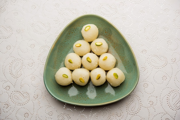 Dulce de postre indio Rasgulla o Rosogulla servido en un bol. enfoque selectivo