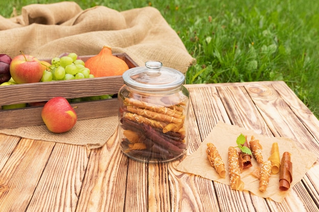 Dulce puré de frutas en pastilla. Dulces naturales de frutas y bayas secas.