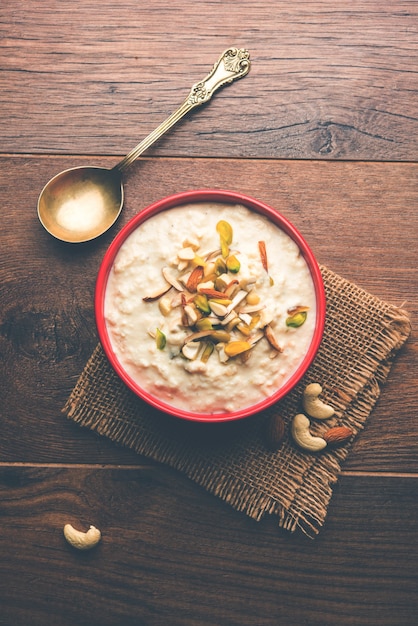 Dulce Rabdi o Lachha Rabri o basundi, elaborado con leche pura aderezada con frutos secos. Servido en un bol sobre fondo de mal humor. Enfoque selectivo