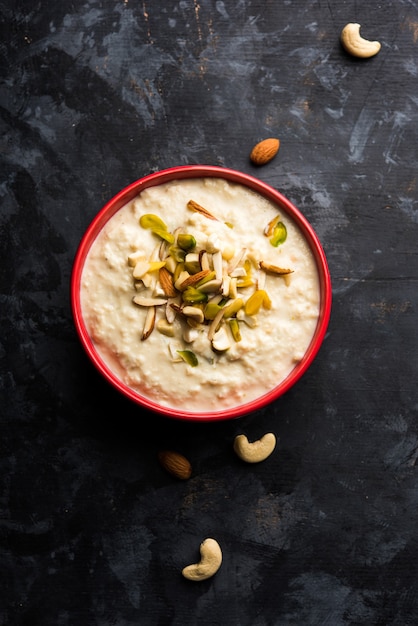 Dulce Rabdi o Lachha Rabri o basundi, elaborado con leche pura aderezada con frutos secos. Servido en un bol sobre fondo de mal humor. Enfoque selectivo