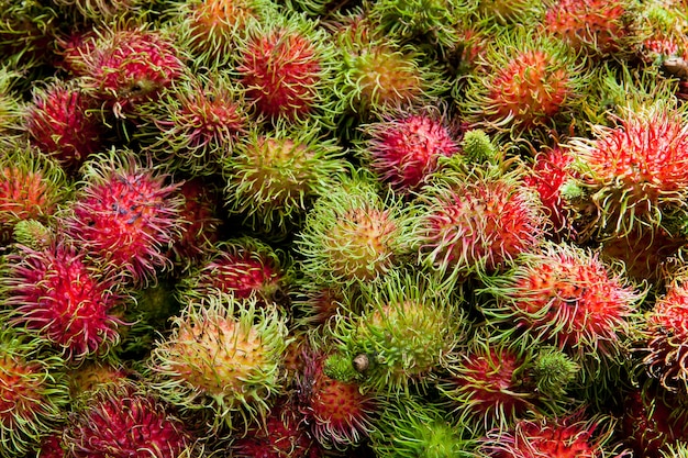 Dulce rambután muchas frutas deliciosas en el mercado.