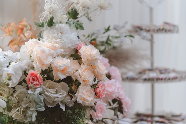 Un dulce ramo de flores para decorar sobre la mesa. Bienvenida a la boda.