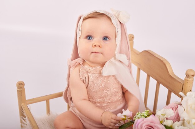 Dulce retrato de bebé gracioso con orejas de conejo