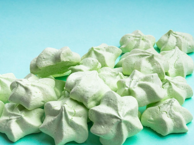 Dulce y sabroso merengue verde menta Postre francés enfoque selectivo