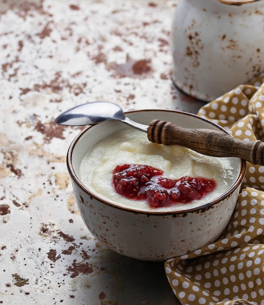 Dulce de sémola con mermelada de frambuesa