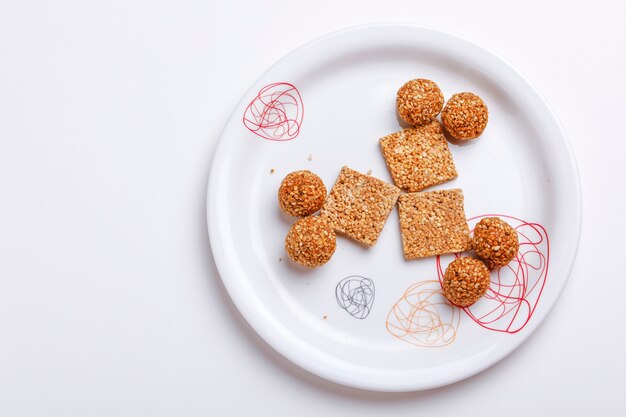 Dulce Sésamo Laddu en plato festival indio Makar Sankranti