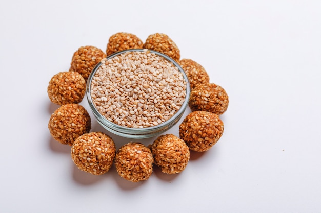 Foto dulce sésamo laddu en recipiente de vidrio festival indio makar sankranti