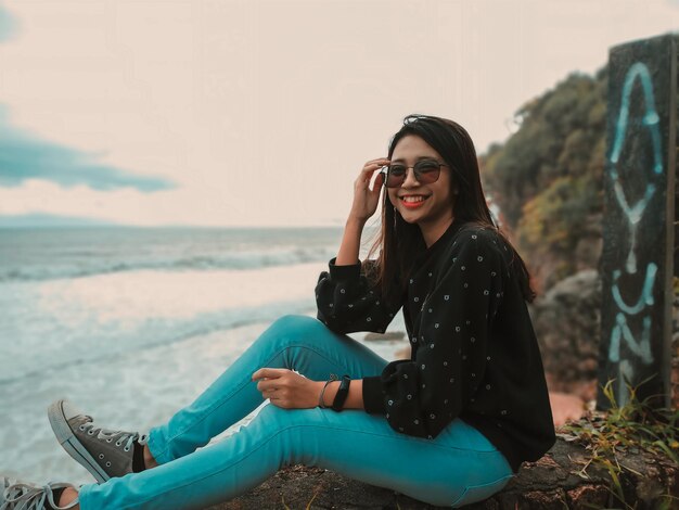 Foto la dulce sonrisa en su rostro toma en watu lawang playa gunungkidul yogyakarta