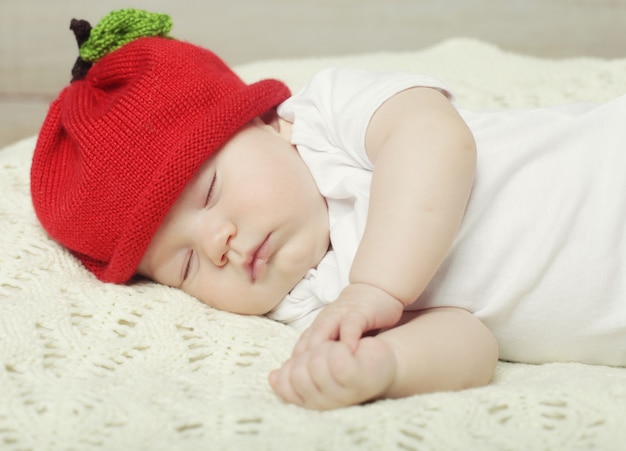 dulce sueño de bebé con sombrero rojo