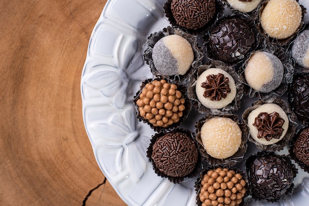 Foto dulce típico brasileño llamado brigadeiro.