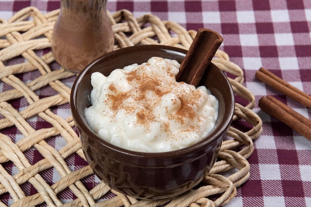 Dulce tradicional de las fiestas de junio de Brasil hecho de maíz blanco con coco y leche condensada y espolvoreado con canela