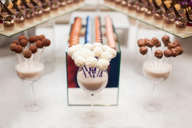 Dulces de barra de caramelo en la celebración de la mesa