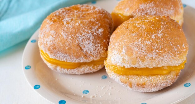 Dulces de la bola de Berlín en un plato sobre la mesa