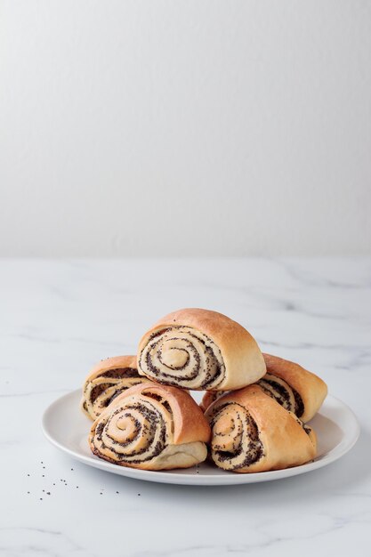 Dulces bollos caseros de semillas de amapola con leche