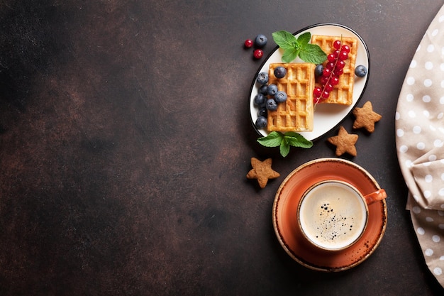 Dulces de café y gofres con bayas