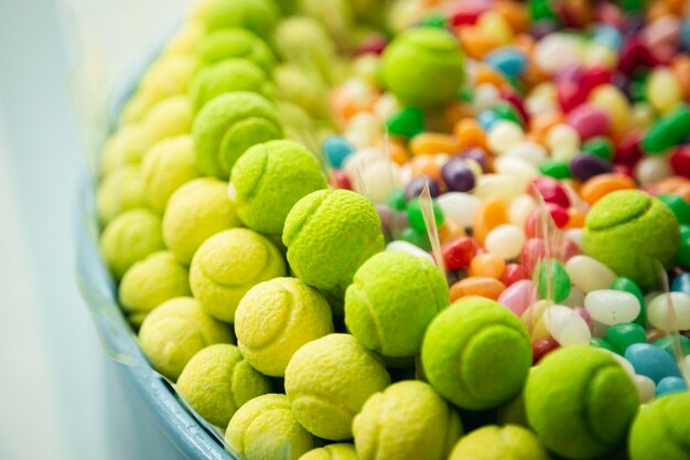 Dulces y caramelos en forma de pelotas de tenis de cerca en una tienda