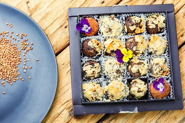 Dulces caseros o trufas a base de trigo sarraceno verde.