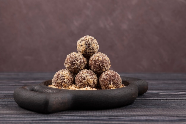 Foto dulces caseros saludables en un plato de madera.