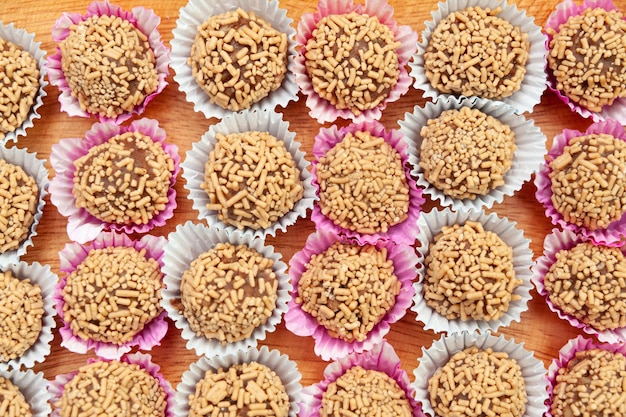 Foto dulces caseros tradicionales brasileños llamados brigadeiro de amendoim