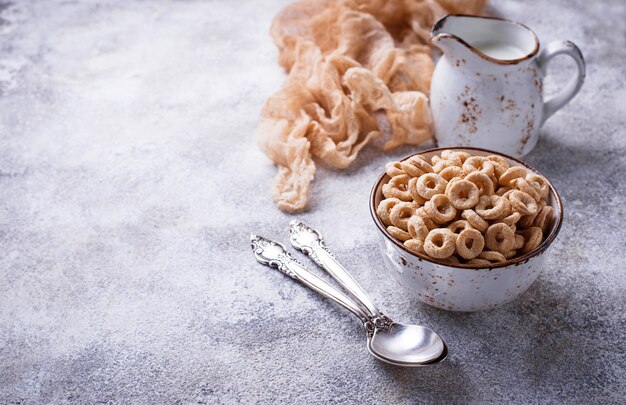 Dulces de cereales en un tazón.