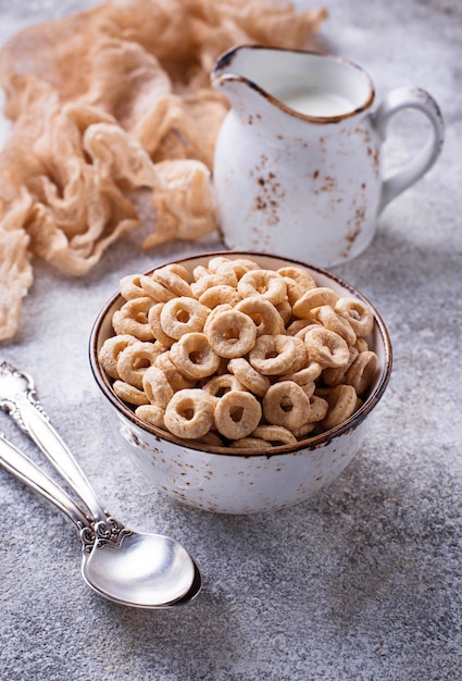 Dulces de cereales en un tazón.