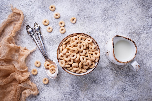 Dulces de cereales en un tazón.