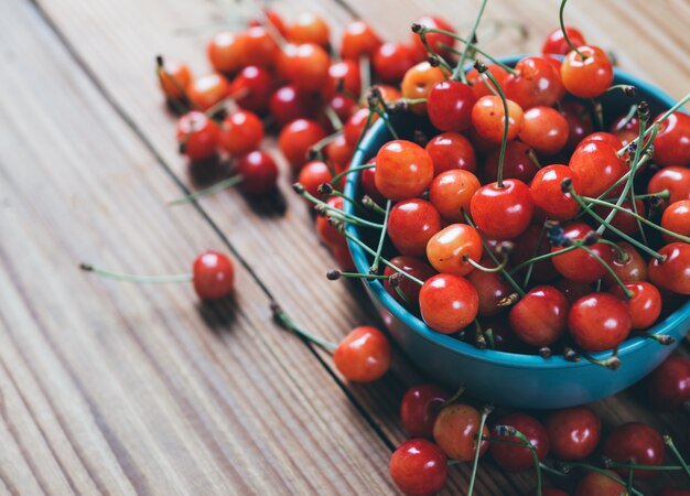 Dulces cerezas maduras jugosas en una cesta