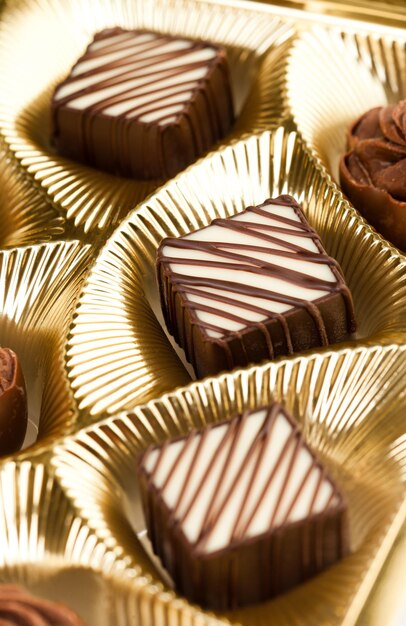 Dulces de chocolate en caja de cerca