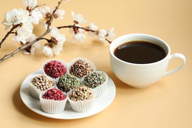 dulces de chocolate caseros con taza de café