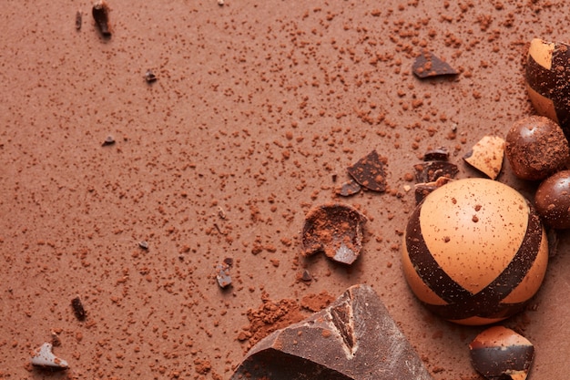 Dulces de chocolate en una esquina sobre un fondo marrón