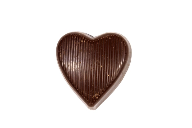 Dulces de chocolate en forma de corazón aislado sobre fondo blanco.