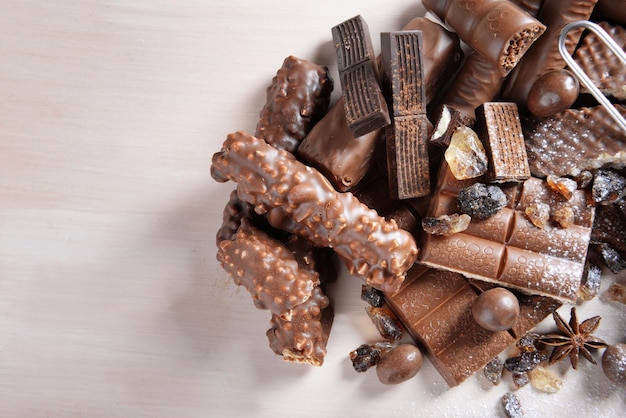 Dulces de chocolate con polvo sobre fondo de madera