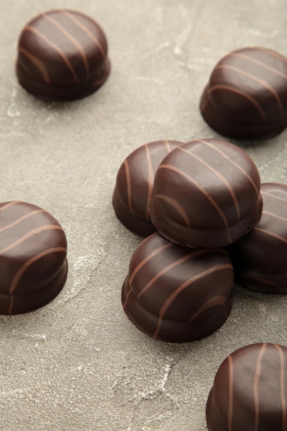 Dulces de chocolate sobre un fondo gris. Galleta. foto vertical