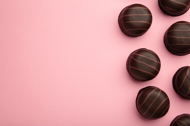 Dulces de chocolate sobre un fondo rosa. Galleta