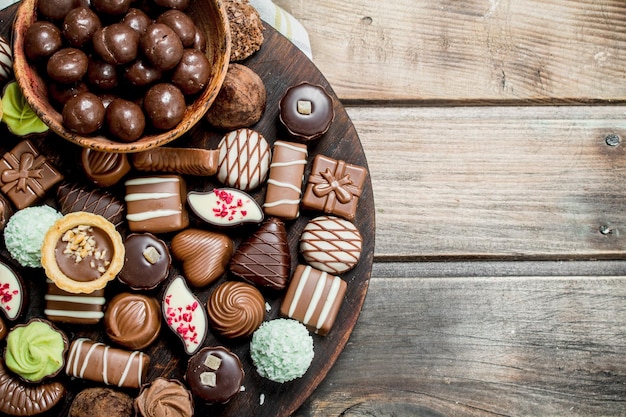 Foto dulces de chocolate en una tabla de madera