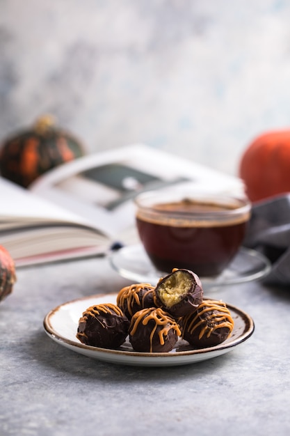 Dulces de chocolate y una taza de café.