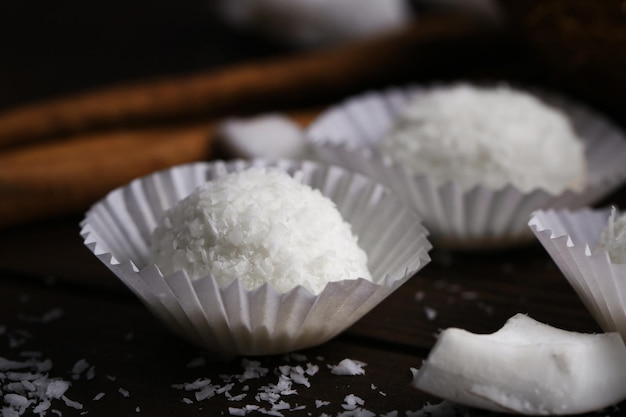 Dulces de coco sobre fondo de madera oscura