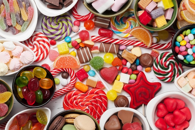 Foto dulces de colores piruletas y caramelos